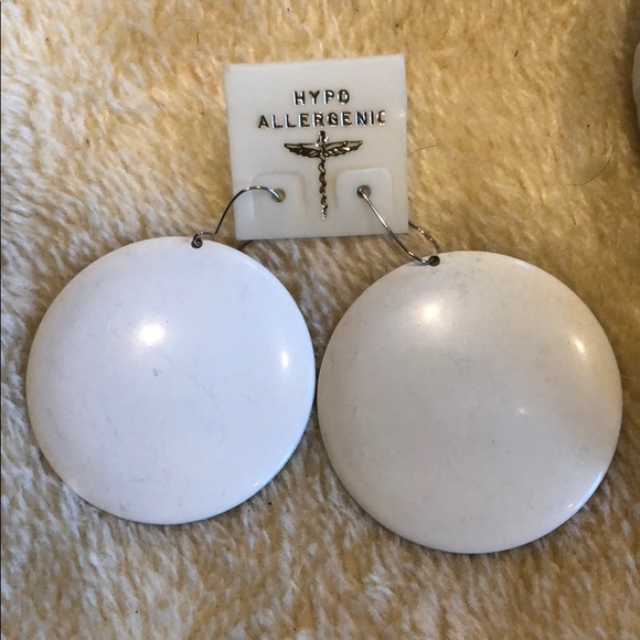 mod 70’s white metal earrings with box - Picture 1 of 5